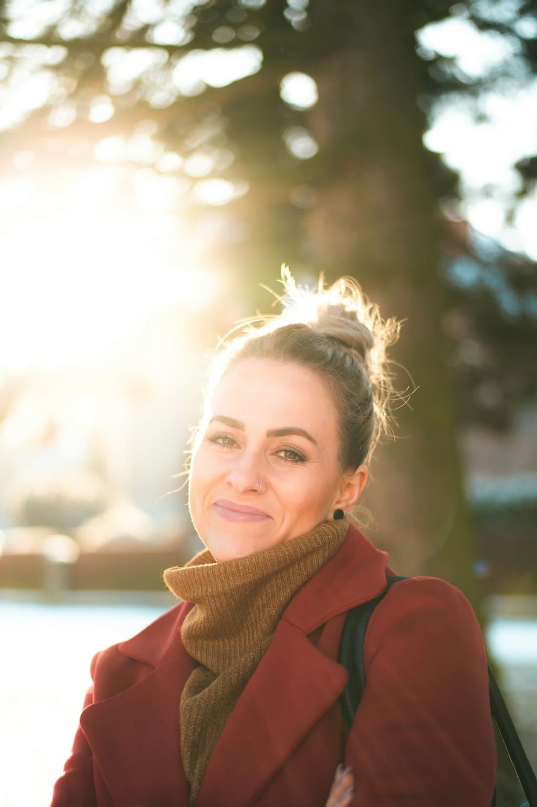 Portret Kate Morrison w czerwonym płaszczu w słońcu